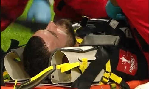 Скандального футболиста после ухода из «Астаны» унесли с поля на носилках. Видео