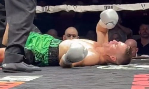 Мексиканский боксер вернулся на ринг спустя три года и вынес соперника в первом раунде. Видео