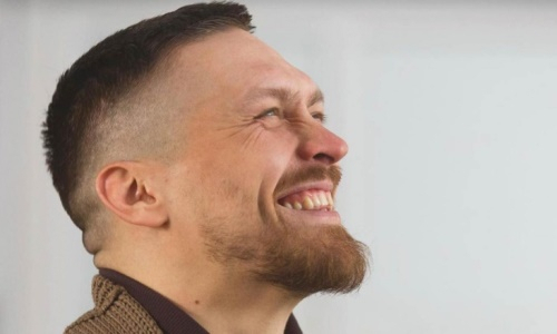 Александр Усик необычно обозвал Тайсона Фьюри и убежал. Видео