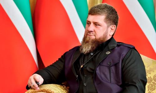 Ислам Махачев принес пояс чемпиона UFC Рамзану Кадырову после скандала на UFC 280 с Хамзатом Чимаевым. Фото