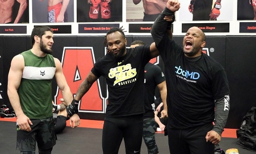 Легковес Ислам Махачев эффектно заборол экс-чемпиона UFC в тяжелом весе. Видео