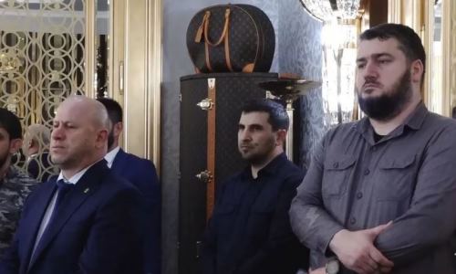 Рамзан Кадыров «засветил» в своем кабинете боксерскую грушу Louis Vuitton за 175 тысяч долларов. Фото и видео