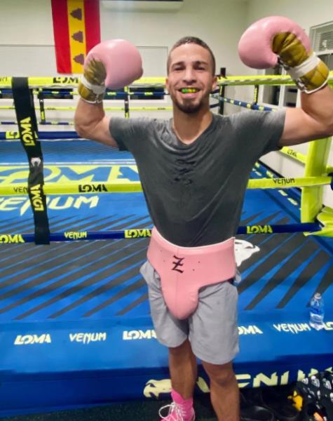 Помощник Ломаченко появился с буквой «Z» на одежде и был вынужден оправдываться перед украинцами. Фото