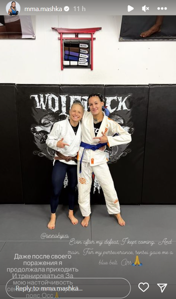 Первую казахстанку в UFC наградили после поражения. Фото