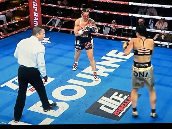 Бой самой миловидной чемпионки мира обернулся жестким кровавым махачем. Видео