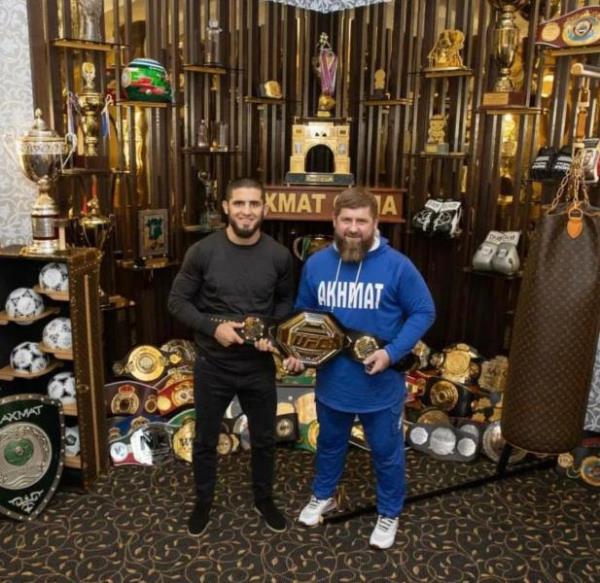 Ислам Махачев принес пояс чемпиона UFC Рамзану Кадырову после скандала на UFC 280 с Хамзатом Чимаевым. Фото