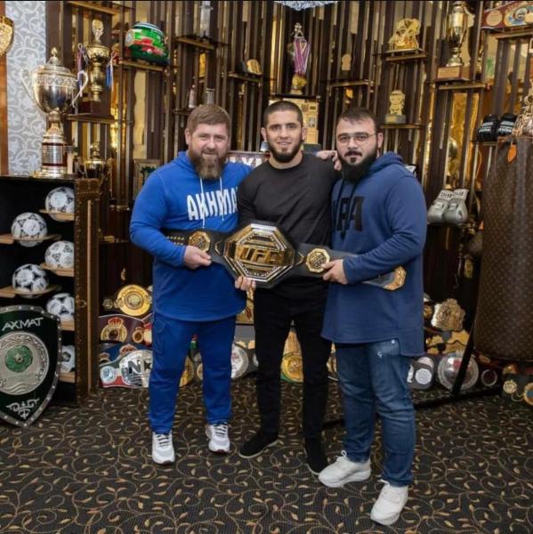 Ислам Махачев принес пояс чемпиона UFC Рамзану Кадырову после скандала на UFC 280 с Хамзатом Чимаевым. Фото
