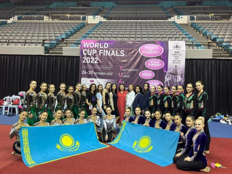 Бикини киген жас әйелдердің порнофотосуреттері