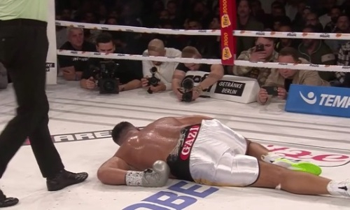 Видео тяжелого нокаута супертяжа из Казахстана в бою за титул WBC