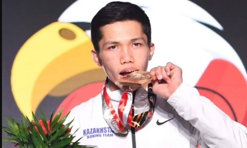 19-летний чемпион мира из Казахстана выиграл медаль на ЧА-2022 по боксу