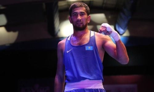 Капитан сборной Казахстана после нокаута выиграл медаль ЧА-2022 по боксу