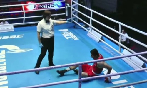 Тяжелым нокаутом за 30 секунд закончился бой ЧА-2022 по боксу. Видео