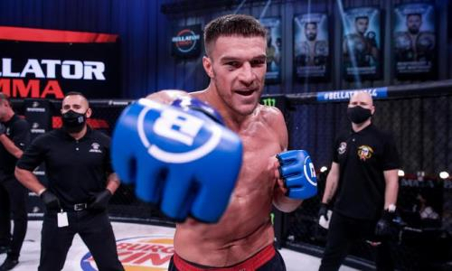 «За этот вопрос можно получить по щам». Чемпион Bellator из России попал в курьезную ситуацию на интервью. Видео