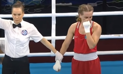 Казахстанка дважды отправила соперницу в нокдаун и проиграла на ЧА-2022 по боксу