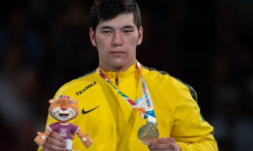 Казахстан в бою с тремя нокдаунами завоевал 20-ю медаль ЧА-2022 по боксу