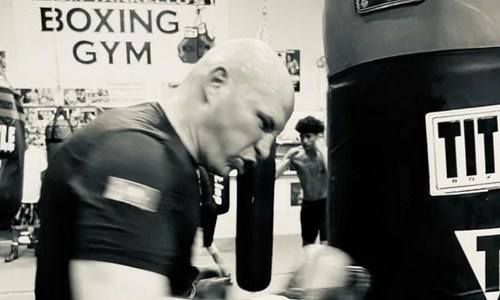 «Профессиональный массаж лица». Казахстанский супертяж показал грозное фото