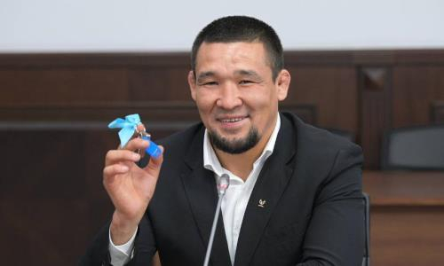 Награжденному спустя десять олимпийской медалью казахстанскому борцу вручили ключи от квартиры