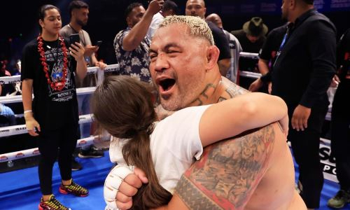 Поединок экс-бойца UFC и непобежденного боксера закончился жестким нокаутом и завершением карьеры. Видео