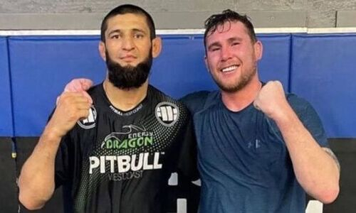 «Большая честь для меня». Друг Чимаева из UFC получил подарок из Казахстана. Видео