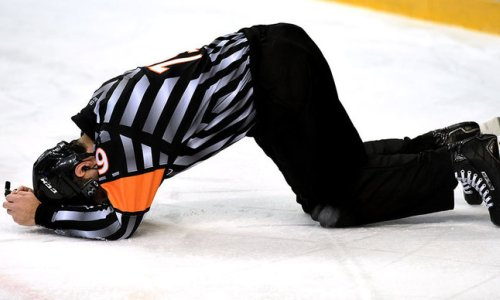 Соперники «Барыса» разбили лицо судье во время матча КХЛ. Видео