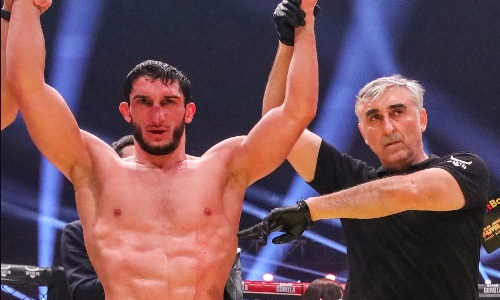 Боец из Казахстана в кровавой зарубе победил россиянина и стал претендентом на титул