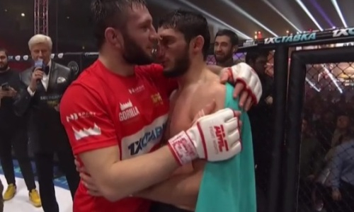 «Приглашаю тебя бешбармак покушать». Бойцы из Казахстана и России помирились после кровавого поединка. Видео