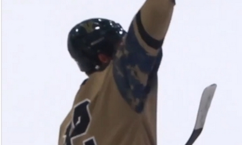 Казахстанский хоккеист принес своей команде победу в американской лиге. Видео