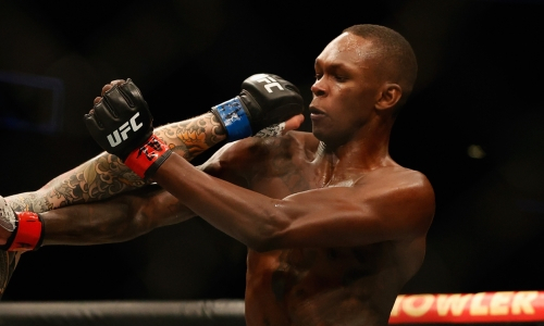 Бой Исраэля Адесаньи за титул чемпиона UFC обернулся сенсационным нокаутом. Видео