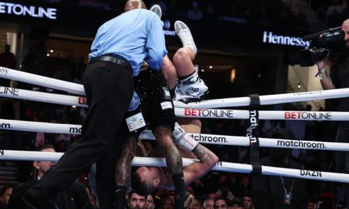 Видео боя с дикой развязкой. Непобежденный боксер выкинул соперника с ринга и проиграл