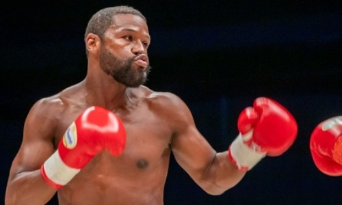 Флойд Мэйвезер нокаутом выиграл главный бой вечера. Видео