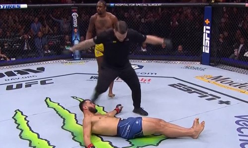 Глухим нокаутом в первом раунде завершился бой «Супермена» в UFC. Видео