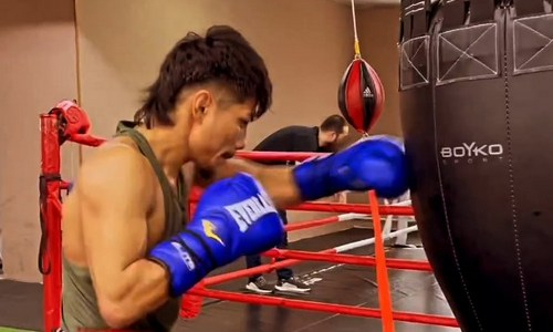 Казахстанский боксер продолжает тренировки после победы нокаутом и травмы. Видео