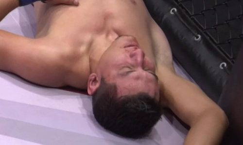 Казахстанский боец ММА жестко финишировал узбекистанца. Видео