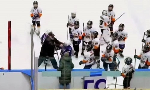 В Казахстане тренер детской команды вступил в массовую драку и швырнул ребёнка на лёд. Видео