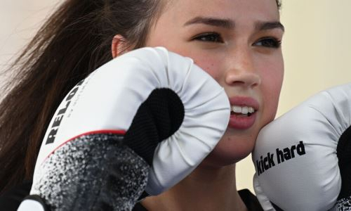 «Господи, что с тобой?». Алина Загитова получила травму на тренировке по боксу. Видео