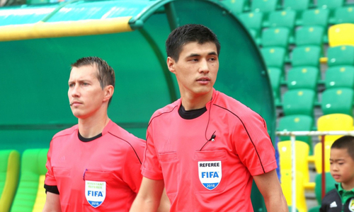 Казахстанец получил оценку за свои спорные решения не в пользу сборной Узбекистана