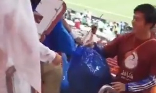 Японские болельщики убирали за другими фанатами после первого матча ЧМ-2022. Видео