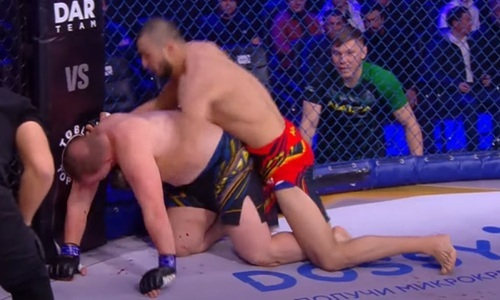 Брутальным избиением завершился бой на турнире ММА в Казахстане. Видео