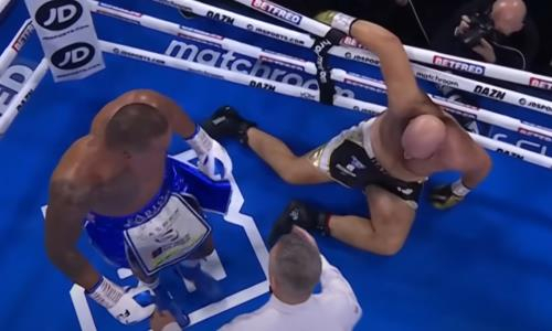 Нокаутом после трех нокдаунов завершился бой за титул чемпиона в супертяжелом весе. Видео