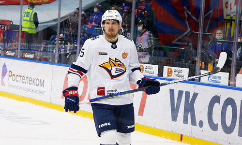 Хоккеист сборной Казахстана помог лидеру конференции КХЛ оформить разгром в матче с семью шайбами