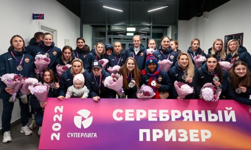 Капитана сборной Казахстана наградили серебряной медалью чемпионата России. Фото