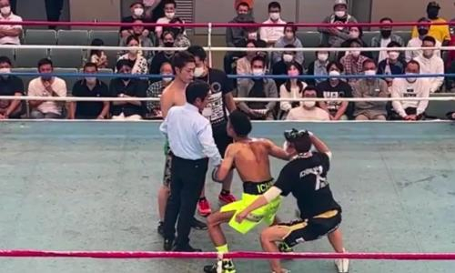 В Японии боксера настигла карма в виде тяжелого нокаута за понты перед боем. Видео