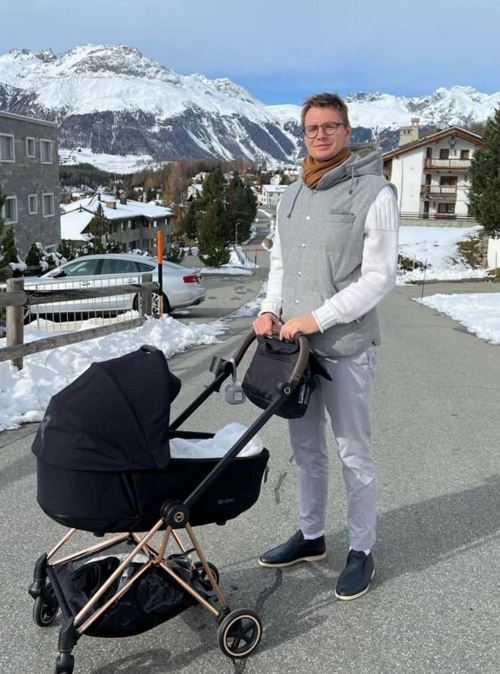 Бублик показал, как гуляет с новорождённым сыном. Фото