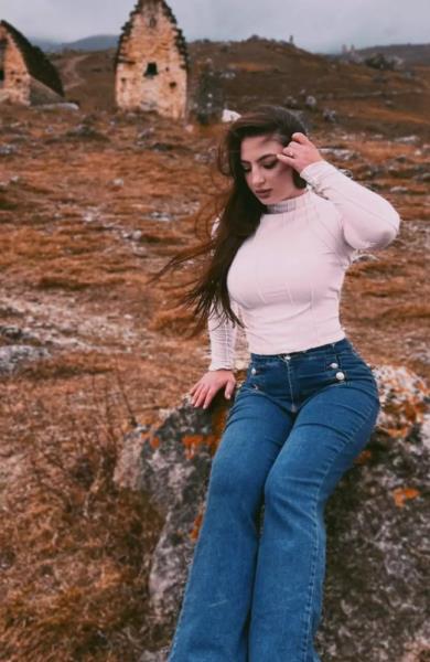 Грузинская красотка из ММА похвасталась сочной фигурой в облегающем наряде. Фото