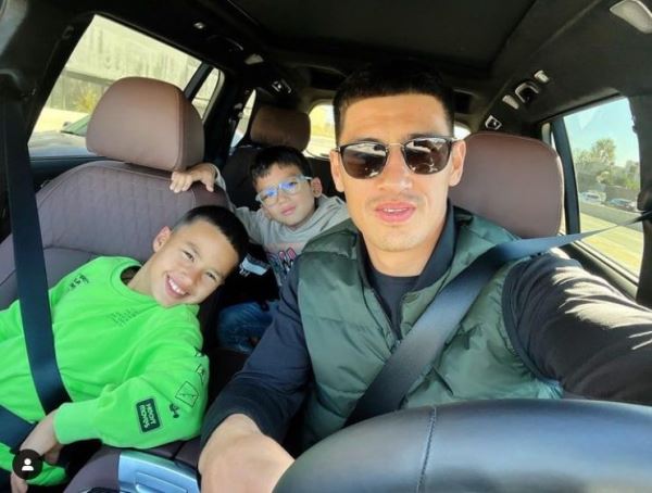 «Два моих сопилота». Дмитрий Бивол выложил фото с сыновьями