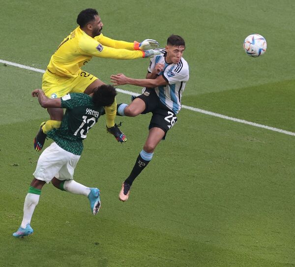 Вратарь Саудовской Аравии отправил в глубокий нокаут партнёра по сборной на ЧМ-2022. Фото