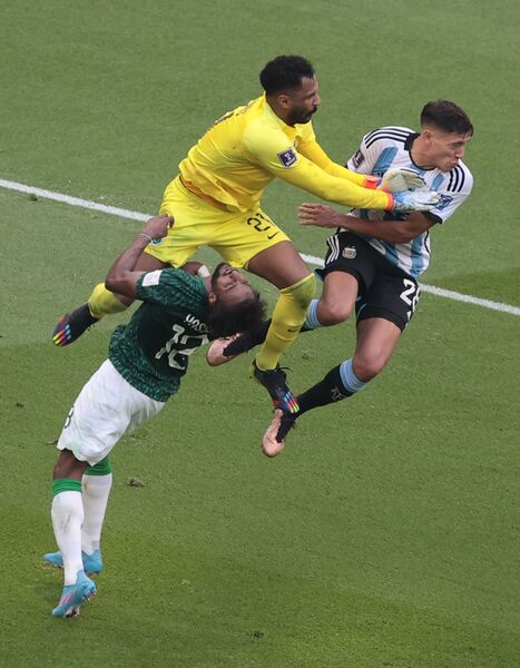 Вратарь Саудовской Аравии отправил в глубокий нокаут партнёра по сборной на ЧМ-2022. Фото