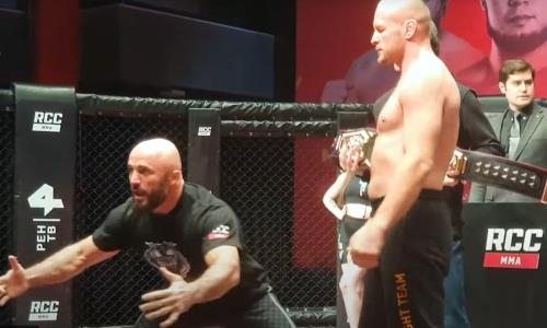 Шлеменко и Исмаилов провели финальную битву взглядов перед боем. Видео