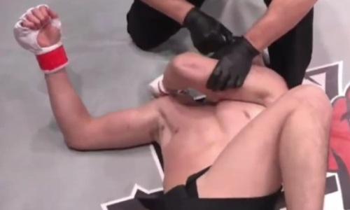 Видео тяжелого нокаута казахстанского бойца в промоушне Хабиба