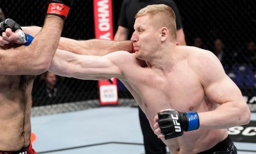 Российский тяжеловес за минуту уничтожил звезду UFC. Видео молниеносного нокаута